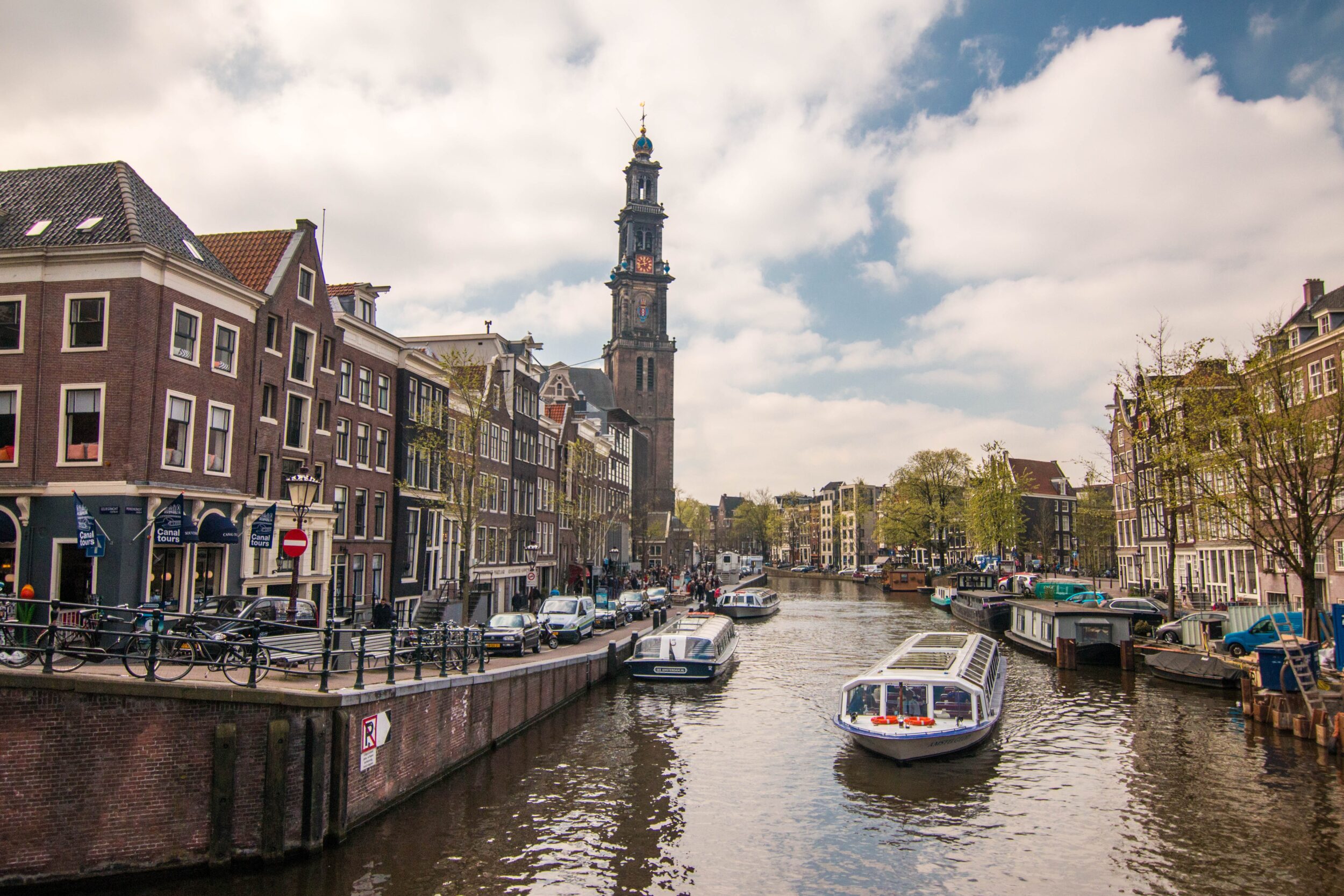 Amsterdam_Westerkerk_canal_view
